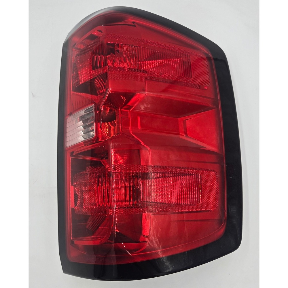 2014-2019 Chevrolet Silverado GMC Sierra RH Passenger Tail Light OEM 320468